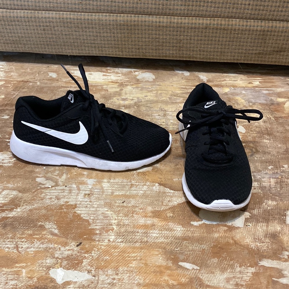 Black Nike Tanjan tennis shoes